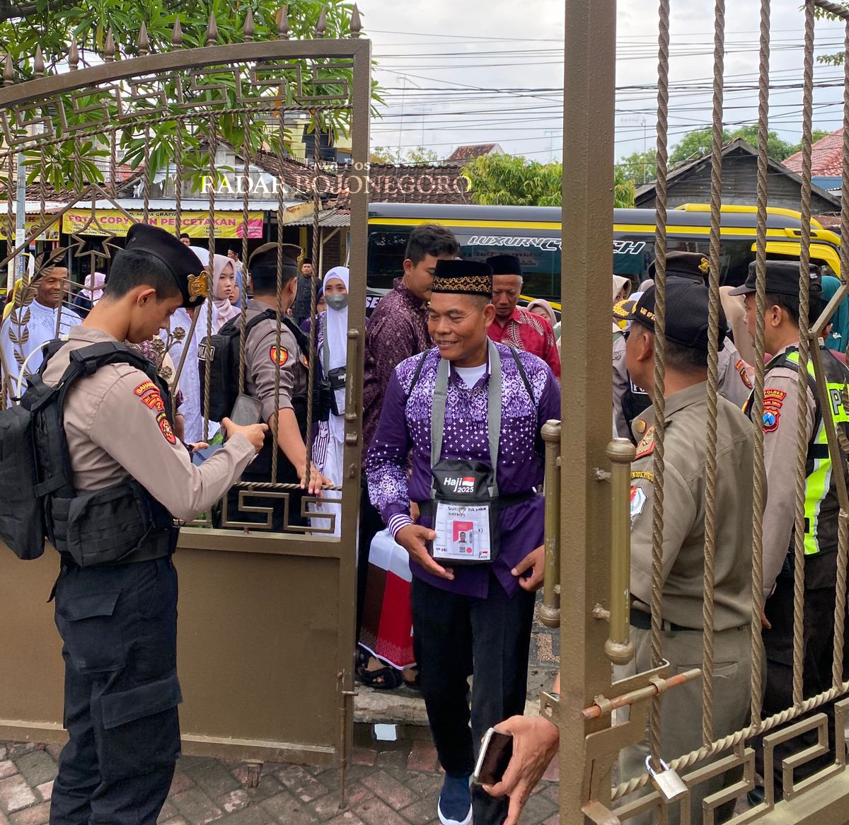 BERANGKAT DARI KEMENAG: CJH saat proses pemberangkatan dari Kantor Kemenag Bojonegoro. Kondisi ini berbeda dengan CJH sebelumnya, berangkat dari Pendapa Malowopati. (DEWI SAFITRI/RADAR BOJONEGORO)