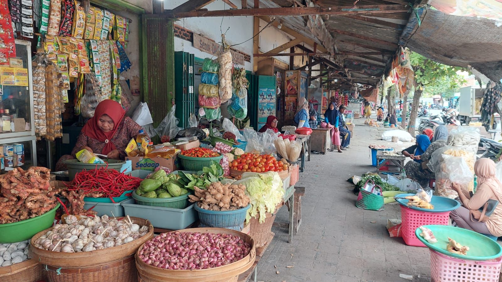 RETRIBUSI PASAR: Hiruk pikuk aktivitas jual beli di Pasar Jepon.