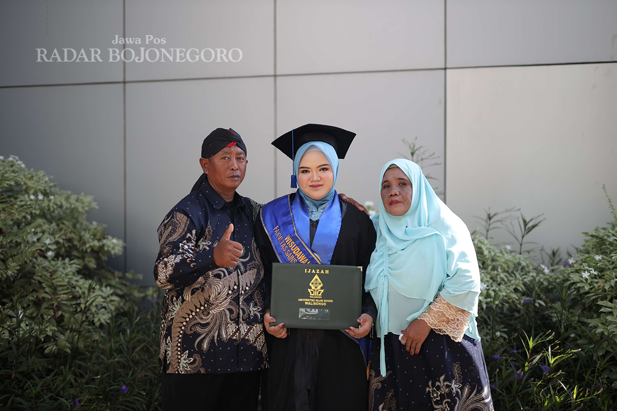 SEMANGAT: Yuni Yusrotin foto bersama orang tua saat wisuda di UIN Walisongo Semarang. (ISTIMEWA/RADAR BOJONEGORO)