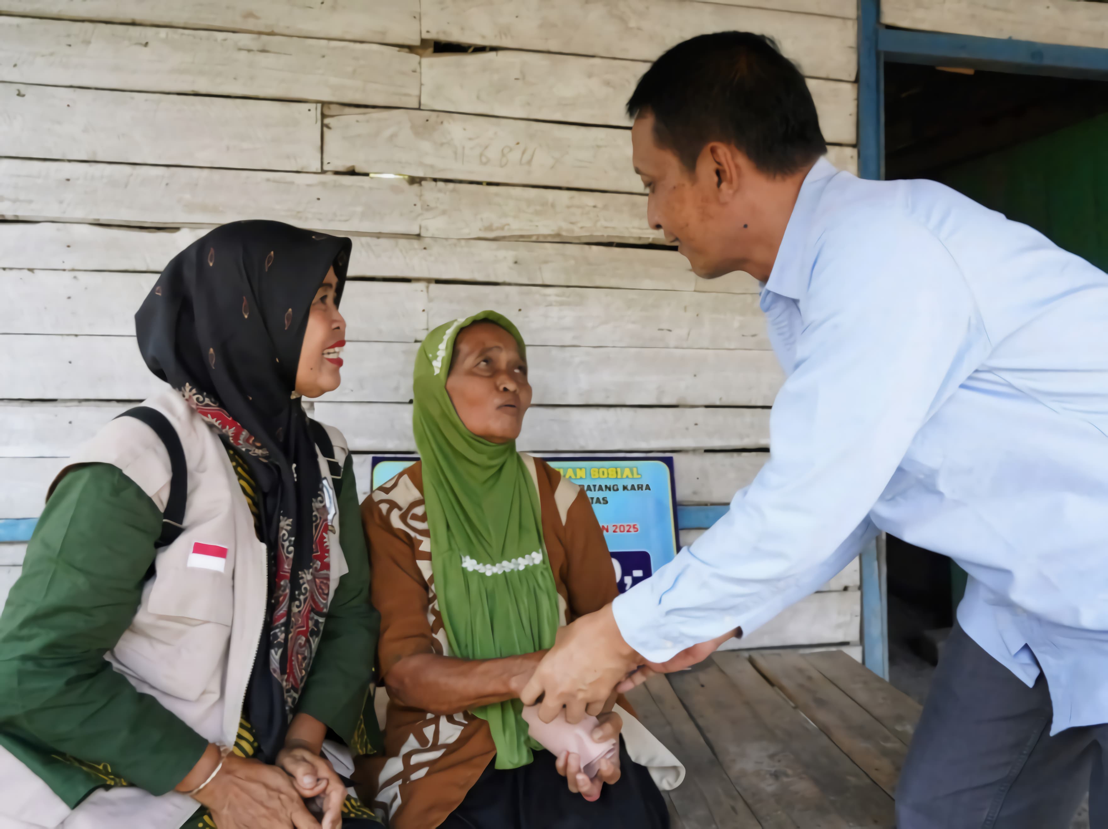 EMPATI: Bupati Wahono dikenal dekat dan peduli dengan masyarakat.