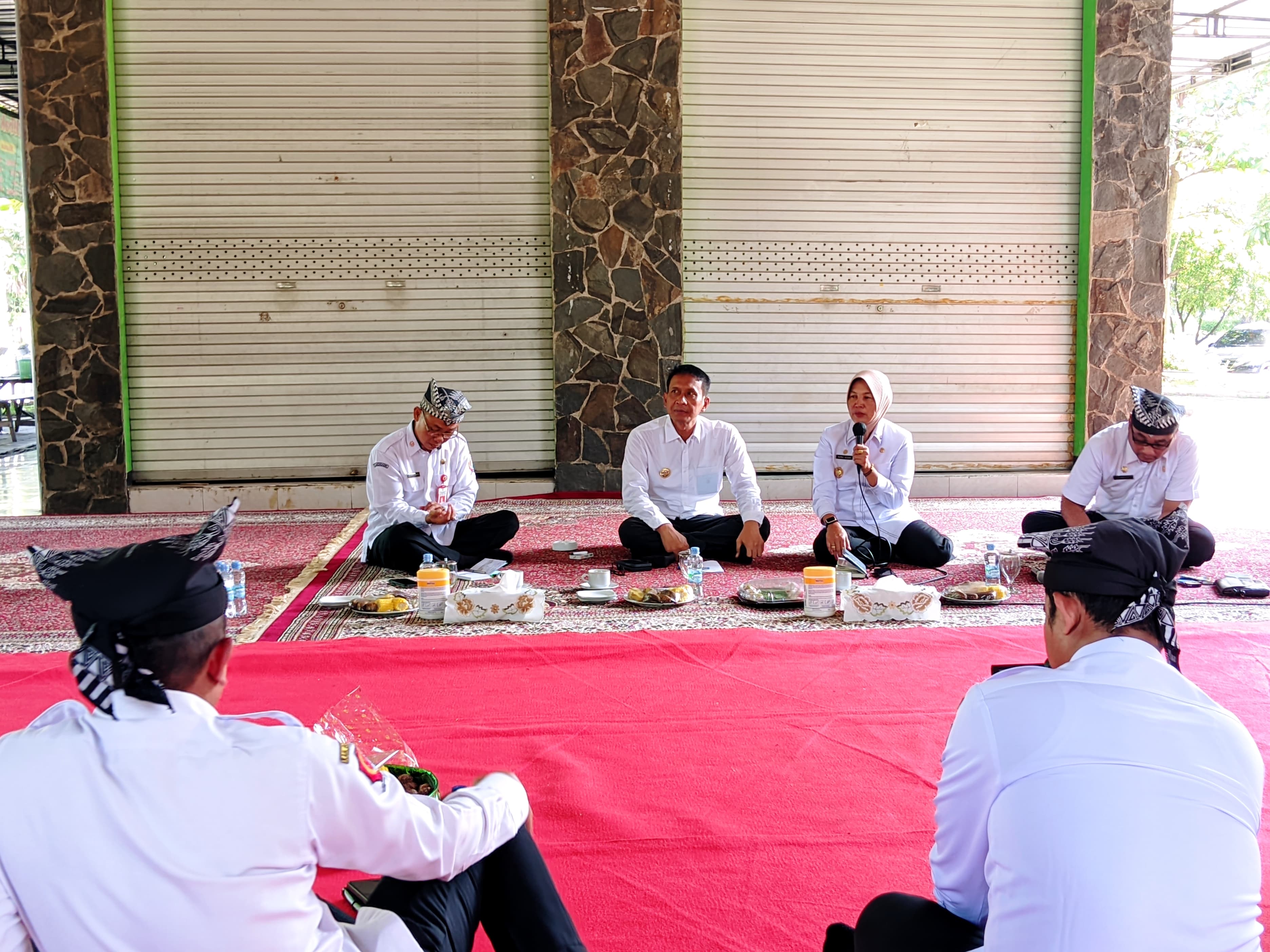 KOLABORASI: Bupati Setyo Wahono dan Wakil Bupati Nurul Azizah saat sharing bersama jajaran pimpinan OPD di kawasan Taman Rajekwesi.