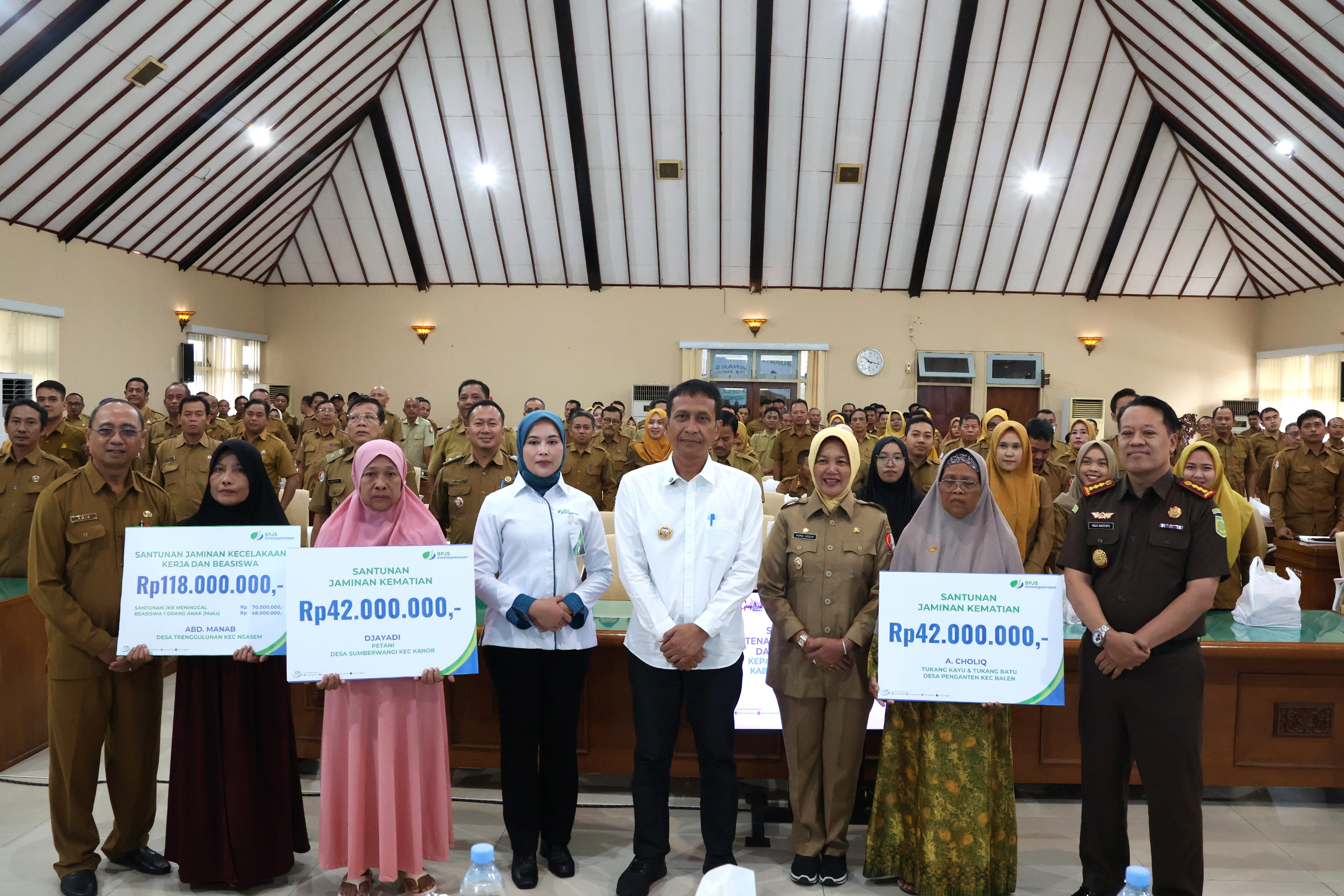 PEDULI: Bupati Setyo Wahono bersama Wakil Bupati Nurul Azizah saat memberikan santunan.
