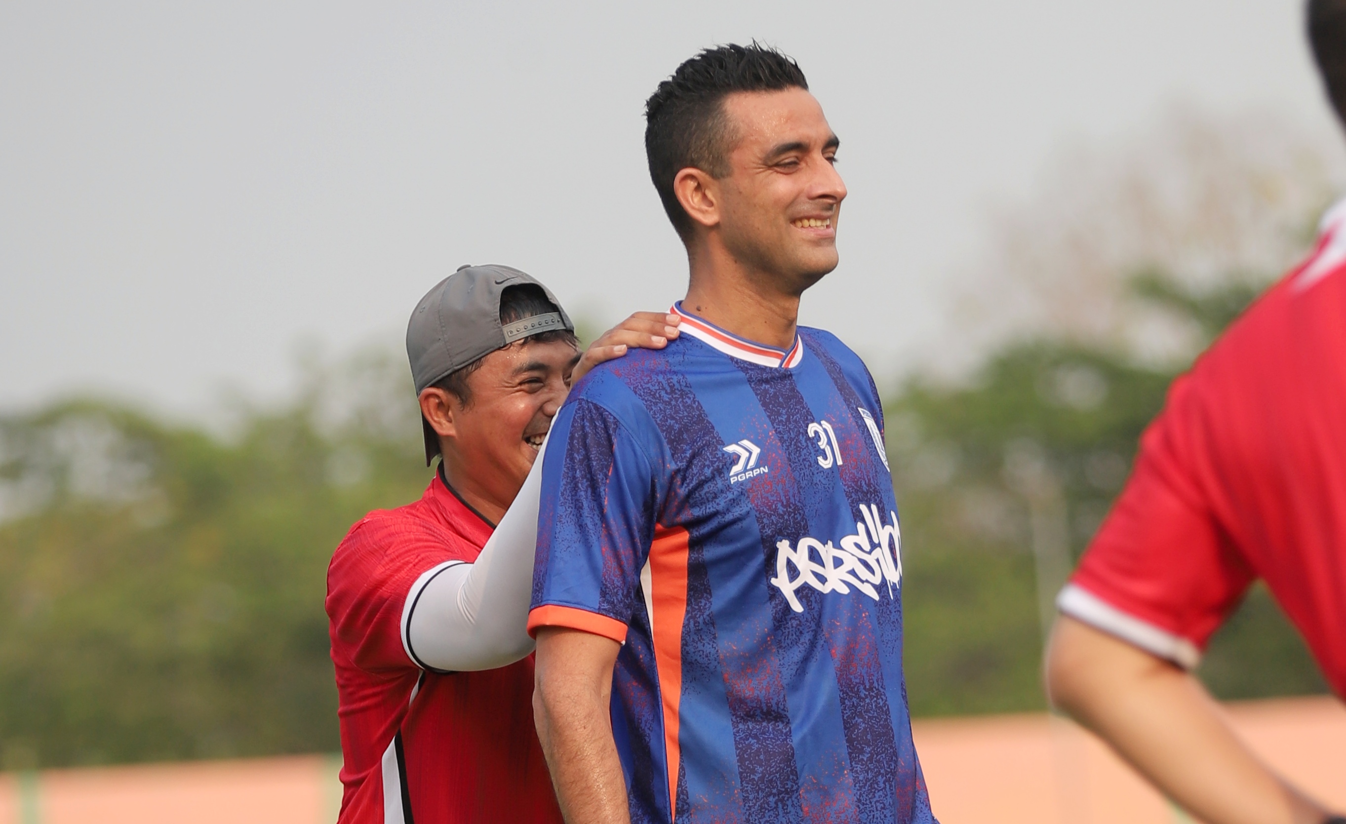 DEKAT KE PEMAIN: Bijahil Chalwa menunjukkan kedekatan dengan Otavio Dutra ketika sesi latihan Persibo yang masih berada di Liga 2 tahun lalu.