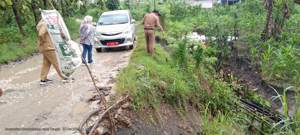 SURVEI: Anggota Komisi C DPRD Blora Bibi Hastuti survei lapangan bersama Tim DPUPR Blora terkait rencana pembangunan infrastruktur wilayah selatan Blora.