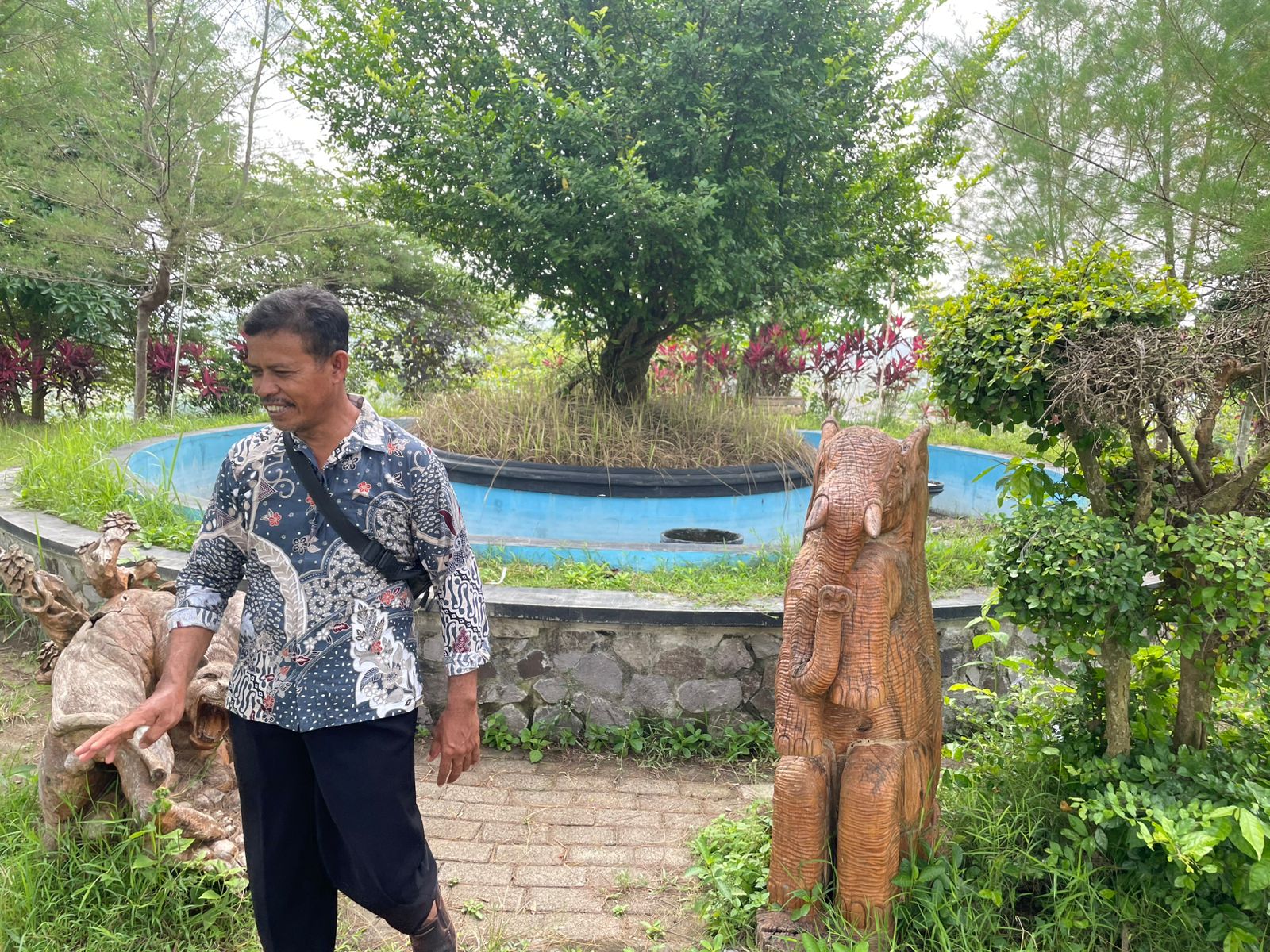 TAK TERURUS: Kades Singonegoro Sarji coba kunjungi kembali tempat wisata bukit serut di desanya yang sempat berjaya beberapa tahun lalu.