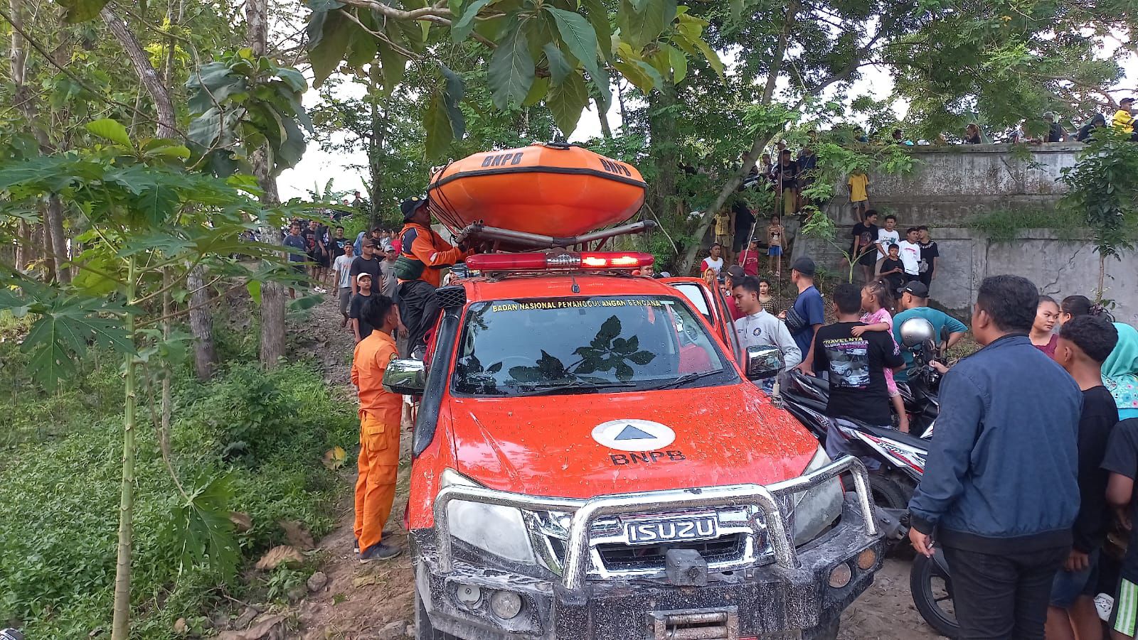 EVAKUASI: Tim BPBD Blora mengevakuasi korban yang telah meninggal dunia akibat tercebur ke Kali Lusi.