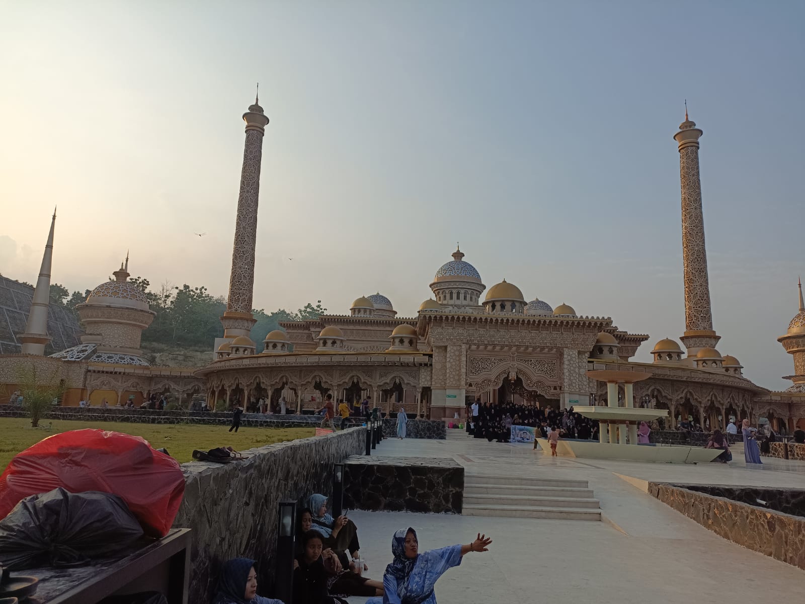 Masjid An Nahdla yang berada di Margomulyo, Bojonegoro ini sentuhan arsitektur khas Timur Tengah.