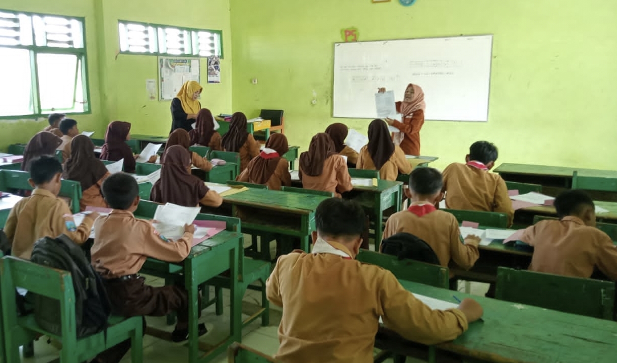 Proses belajar mengajar dalam kelas, sekolah SMPN di Kabupaten Bojonegoro.