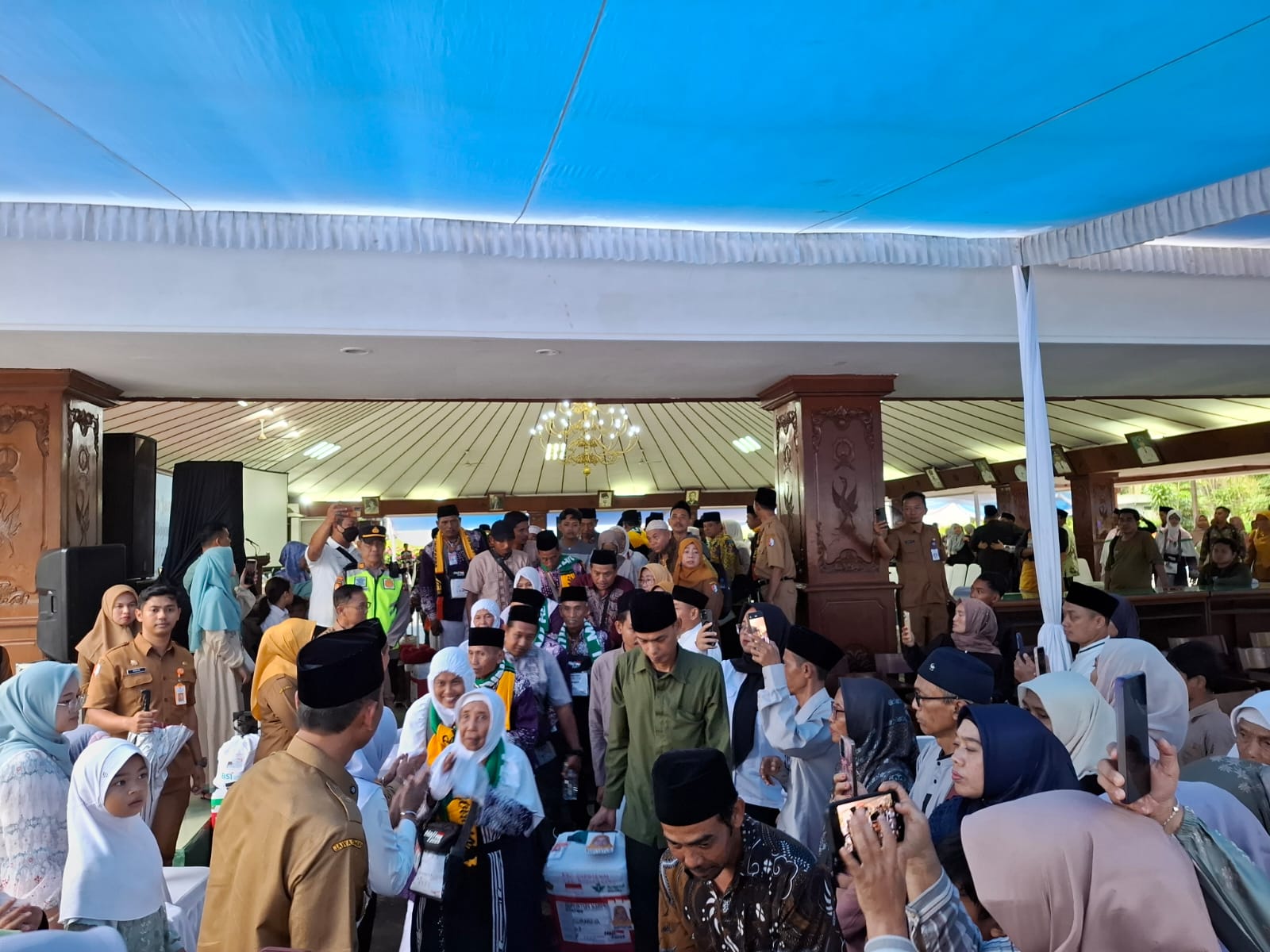 HAJI: Rombongan CJH asal Bojonegoro diberangkatkan dari Pendapa Malowopati Bojonegoro.
