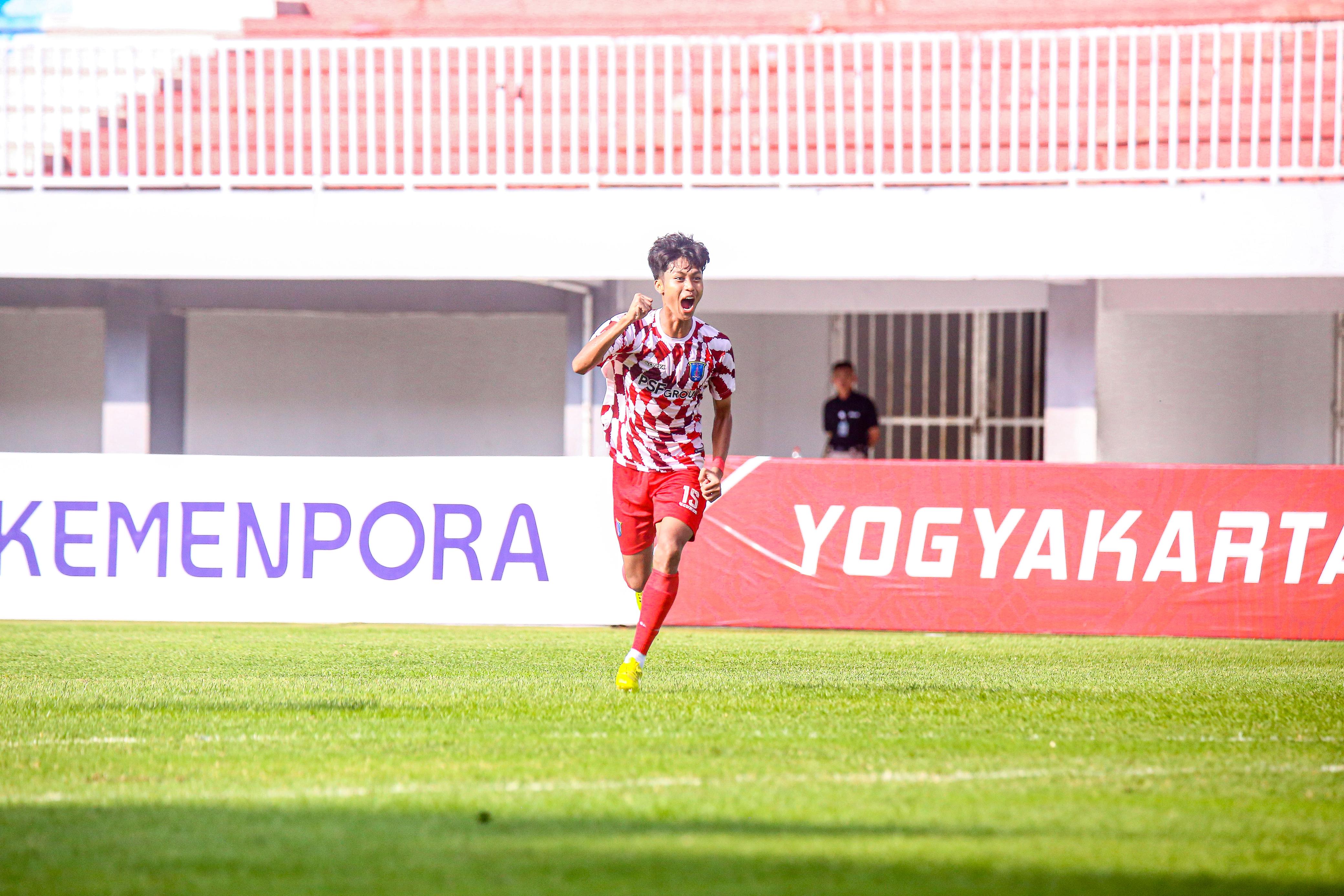 EKS PEMAIN PERSIBO: Ananda Dhea berkostum Batavia FC dan berselebrasi usai mencetak gol.