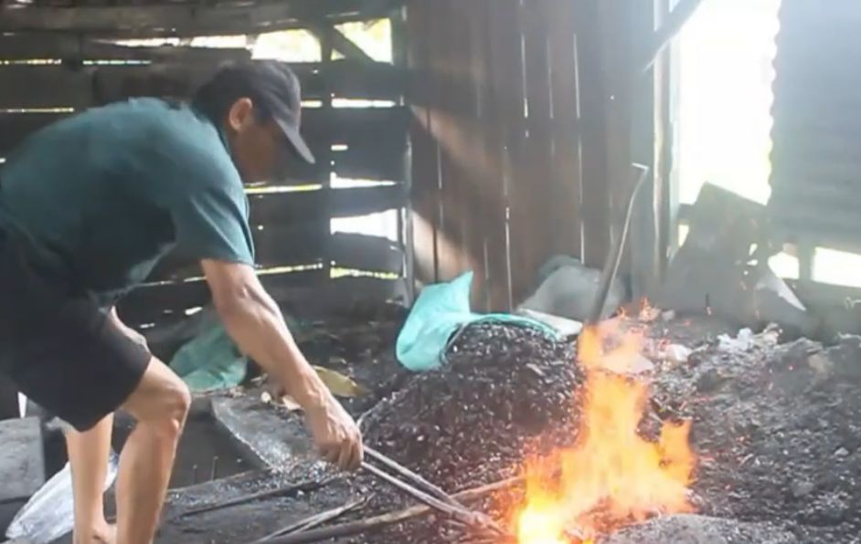 PANDE BESI: Proses pembuatan golok dan pisau oleh para pande besi di Kecamatan Jepon, Blora.