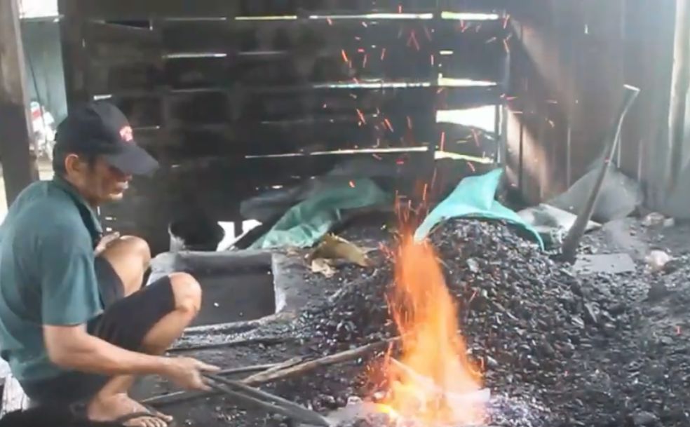 PANDE BESI: Jelang Idul Adha 1446 H, pesanan golok dan pisau di Kecamatan Jepon, Kabupaten Blora meningkat.