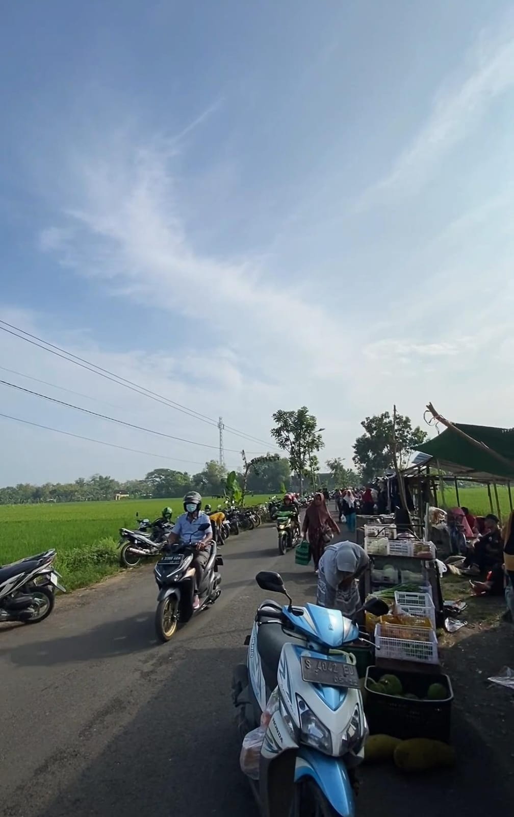 RAMAI: Suasana Pasar Krempyeng di Desa Ngumpakdalem, Kecamatan Dander, Kabupaten Bojonegoro ramai pembeli.