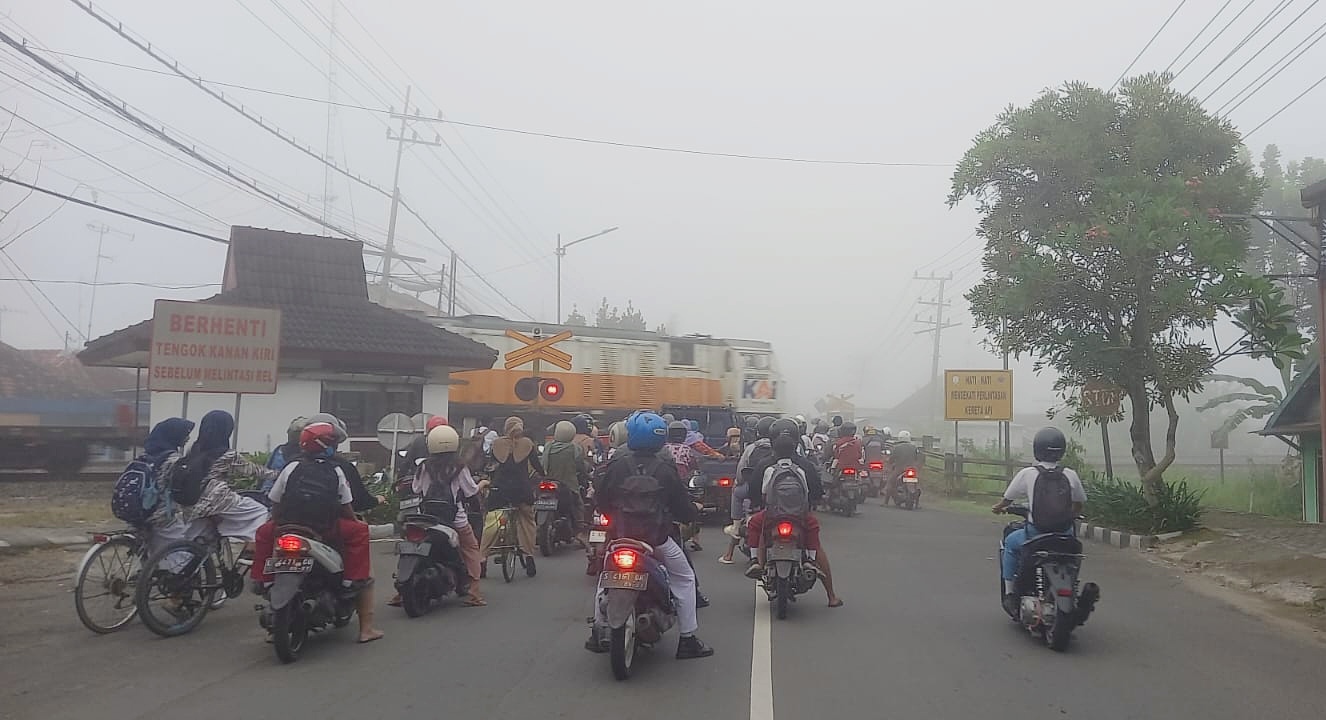 Kabut tebal selimuti Bojonegoro Senin (2/6).