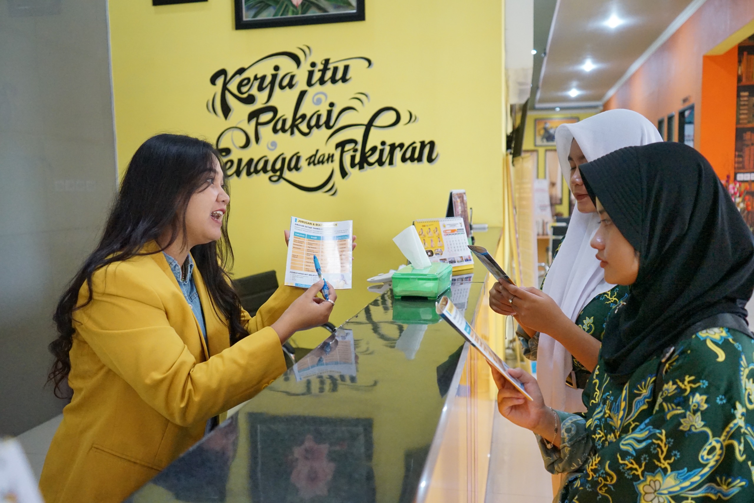Staf andministrasi Unigoro saat melayani pendaftaran calon mahasiswa.