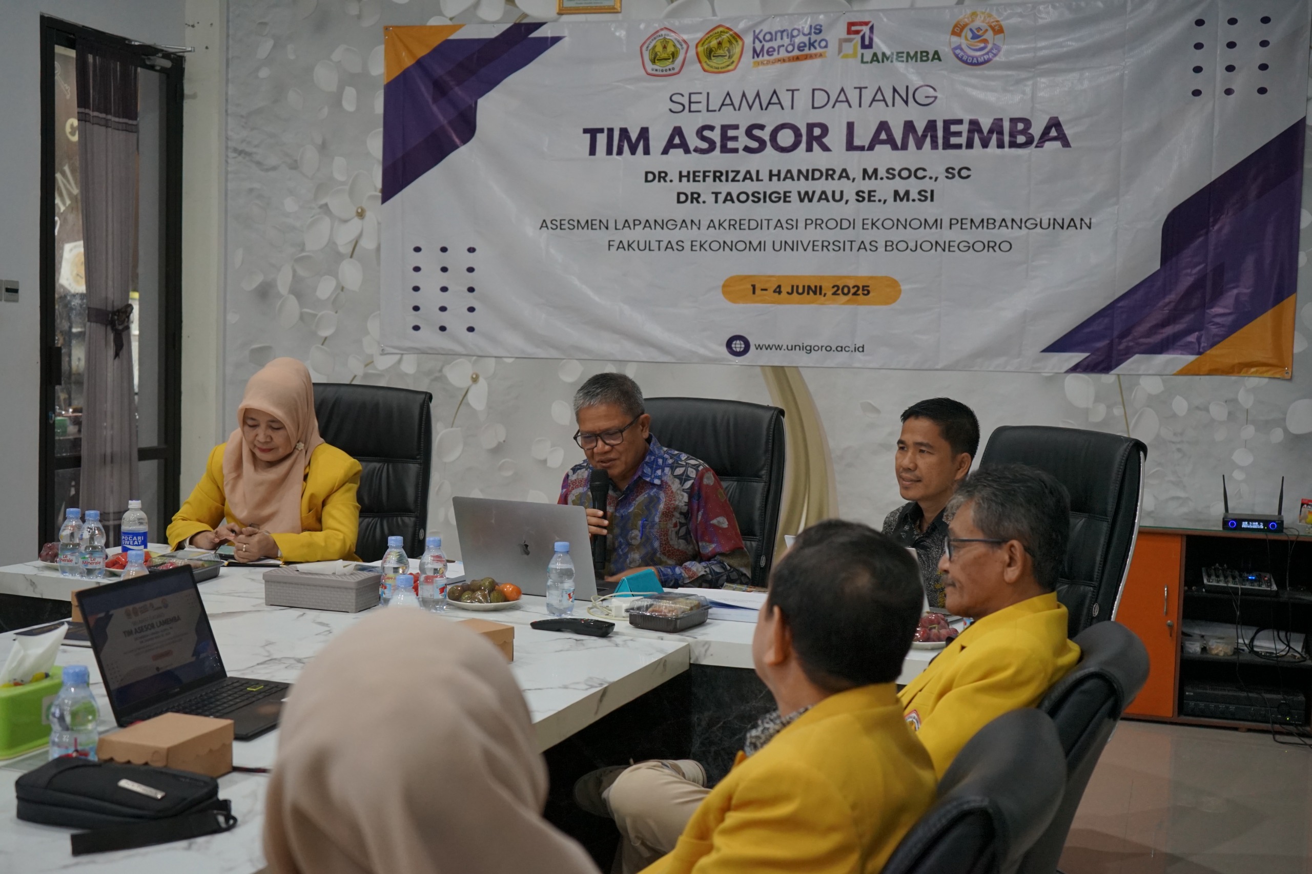 Lembaga Akreditasi Mandiri Ekonomi, Manajemen, Bisnis, dan Akuntasi (LAMEMBA) saat asesmen lapangan akreditasi prodi ekonomi pembangunan Universitas Bojonegoro (Unigoro), Senin (2/6/25).