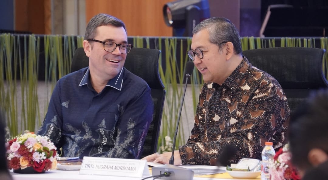 Tirta Nugraha Mursitama (kanan) bersama Jonathan Gilbert dalam kegiatan Cross-Government Framing Workshop.