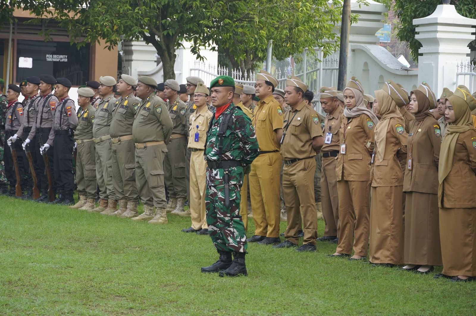UPACARA: Seluruh ASN lingkup Pemkab Blora mengikuti Upacara Hari Lahir Pancasila, Senin (2/6).