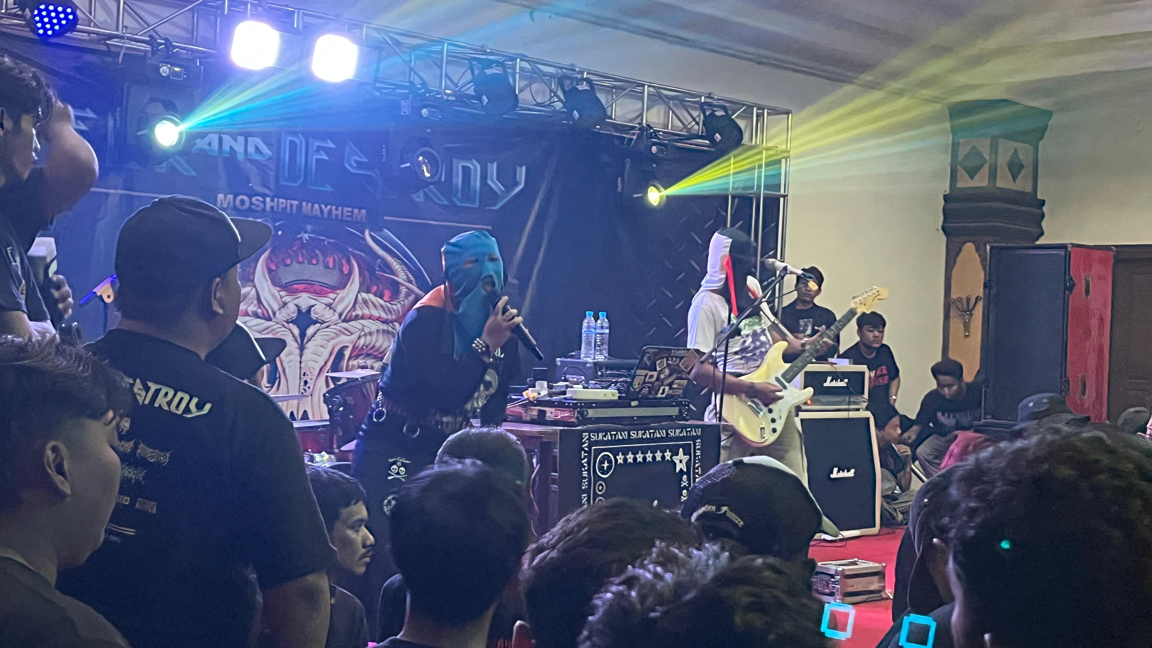 MUSIK: Ratusan penonton tetap antusias menikmati lagu-lagu yang dibawakan oleh Sukatani saat konser di Kecamatan Cepu.