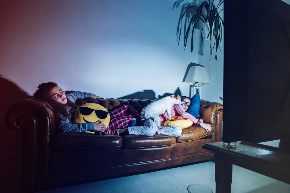 Alasan psikologi seseorang hanya bisa tidur dengan tv menyala.