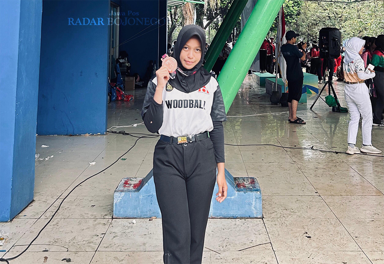 HARUMKAN BOJONEGORO: Sinta Nur Rahmawati berhasil menjadi juara juara 3 di kategori single fairway, team, dan double mix tingkat Jatim.