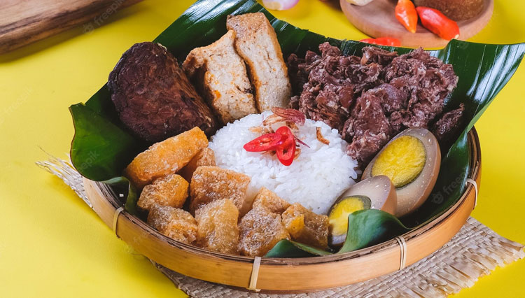 Gudeg khas Jogja juga hadir di Bojonegoro dengan penyesuaian rasa.