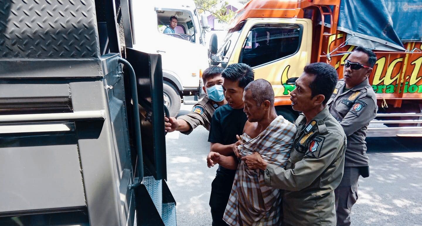 RAZIA: Satpol PP merazia ODGJ dan pengamen.