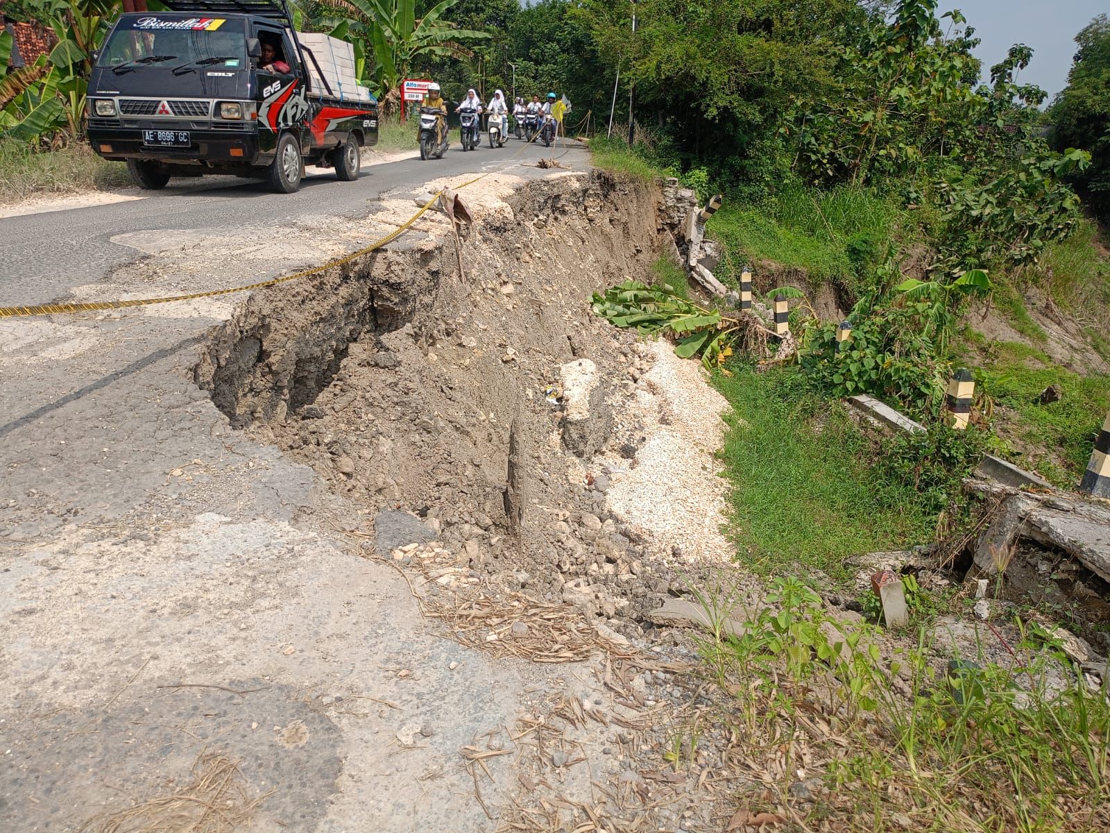 PARAH: Talud di Desa Sumber, Kecamatan Kradenan longsor, membahayakan pengguna jalan.