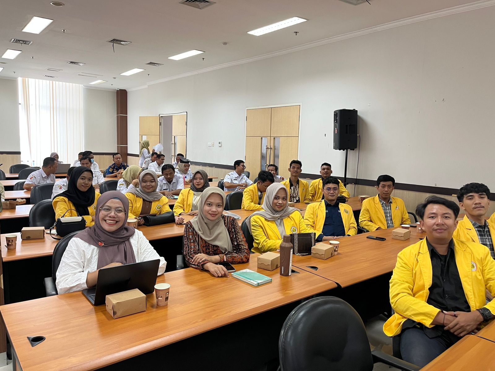 Ketua LPPM Unigoro dan perwakilan peserta KKN TK Unigoro 2025 saat menghadiri koordinasi persiapan verifikasi lapangan UGGp di Gedung Pemkab Bojonegoro, 28 Mei 2025.