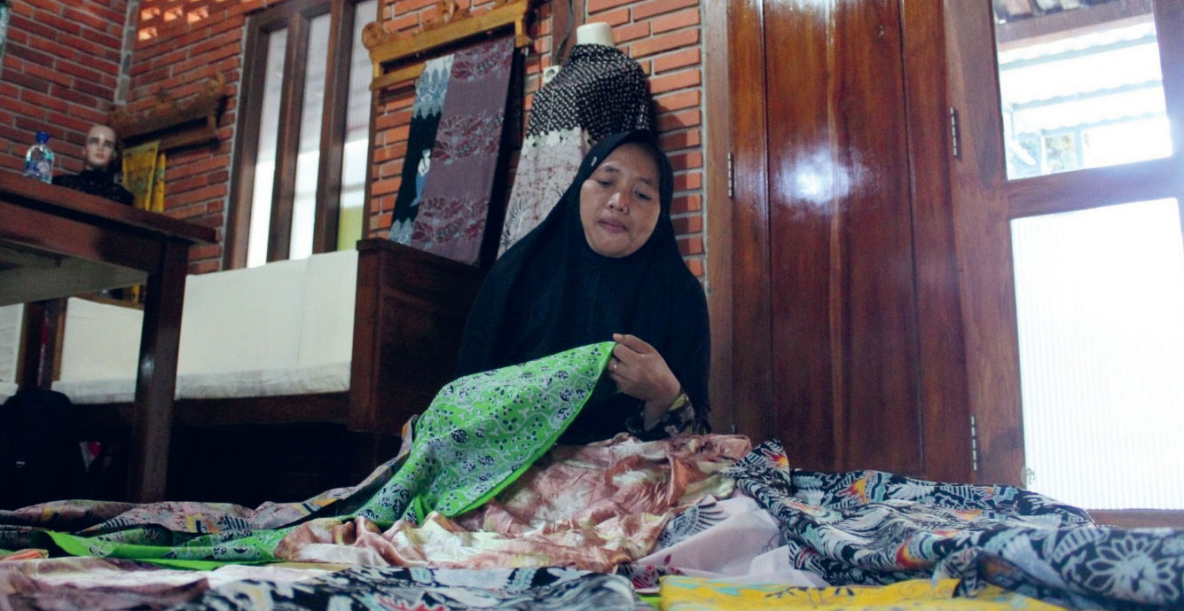 MOTIF BARU: Tri Astutik menujukkan batik karyanya dengan motif terbaru (DHANI WAHYU ALFIANSYAH/RADAR BOJONEGORO)