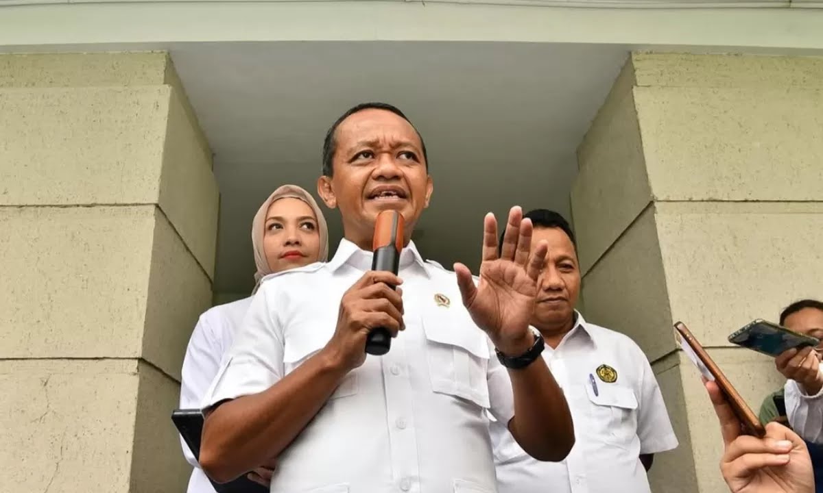 Menteri ESDM, Bahlil Lahadalia ketika menemui awak media terkait tambang di pulau GAG yang ramai di media sosial.