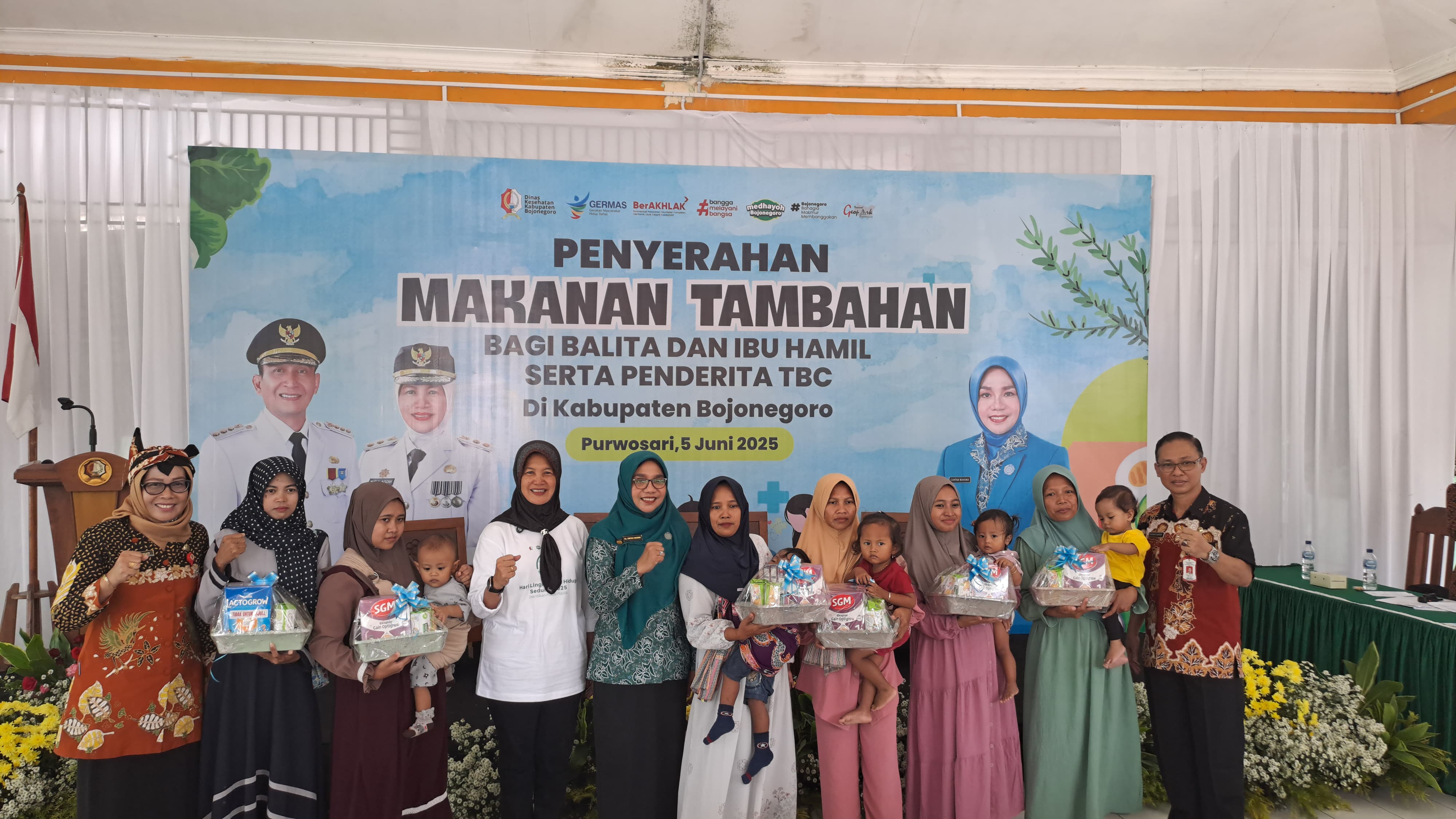 Wakil Bupati Nurul Azizah, Ketua Penggerak PKK Cantika Wahono, dan Kepala Dinkes Bojonegoro Ninik Susmiati saat penyerahan makanan tambahan di Kecamatan Purwosari Kamis (5/6) lalu.