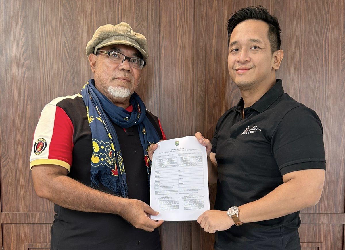 Coach Persibo, Iwan Setiawan (kiri).