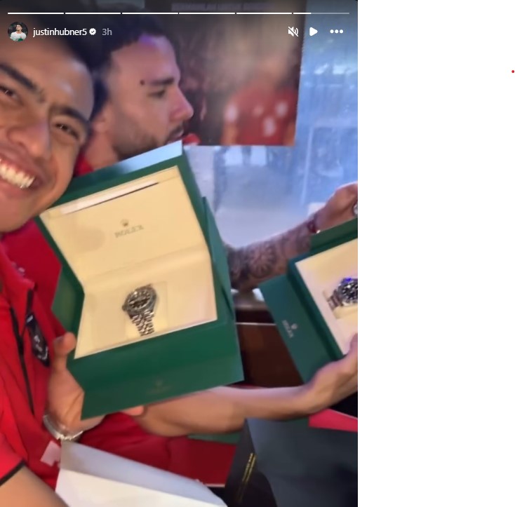 Instastory Justin Hubner menunjukkan isi goodie bag yang berisi jam tangan Rolex.