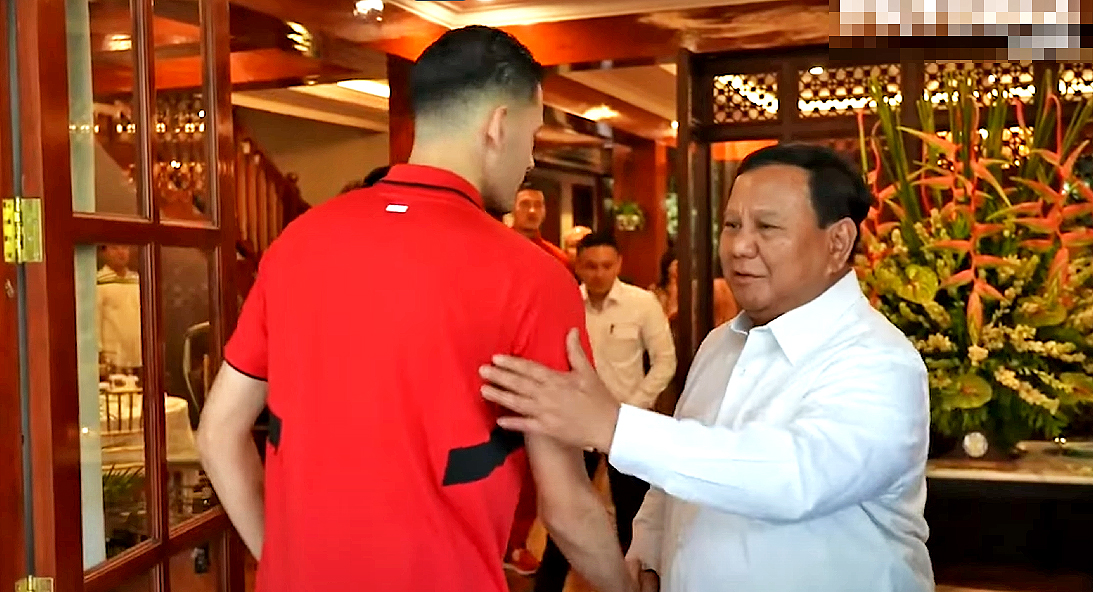 Prabowo menyambut pemain timnas Indonesia yang diundang makan siang bersamanya.