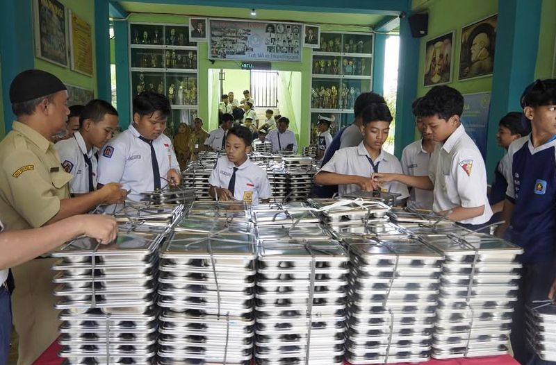 Siswa SMP di Blora menerima makan bergizi gratis. Blora mendapatkan dua dapur MBG tambahan