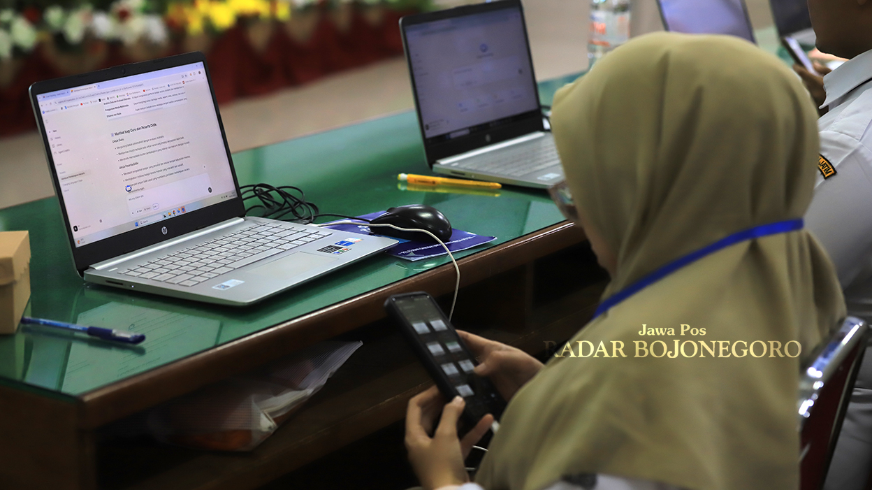 Seorang guru peserta Pelatihan AI Jawa Pos Radar Bojonegoro menganalisis hasil praktek penggunaan AI olehnya. (YUAN EDO/RADAR BOJONEGORO)