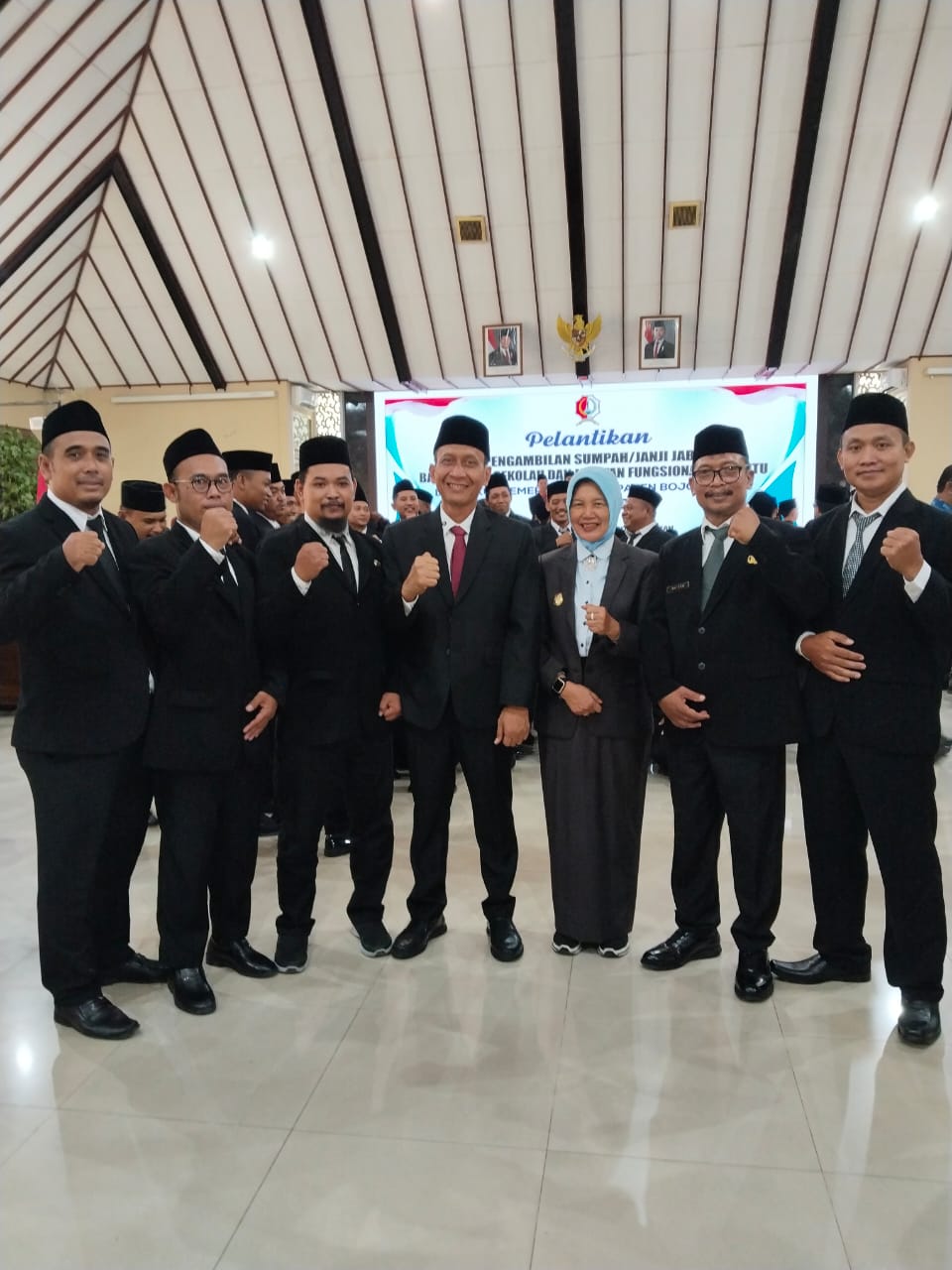 MUTASI: Bupati dan Wakil Bupati Bojonegoro foto bersama kepala sekolah usai mutasi 79 kepala SD dan SMP Kamis (5/6)