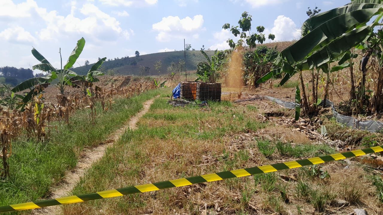 SEMBUR LAGI: Sumur minyak tradisional di Lapangan Kedinding, Desa Ngraho, Kecamatan Kedungtuban kembali menyembur Kamis (5/6) pagi.