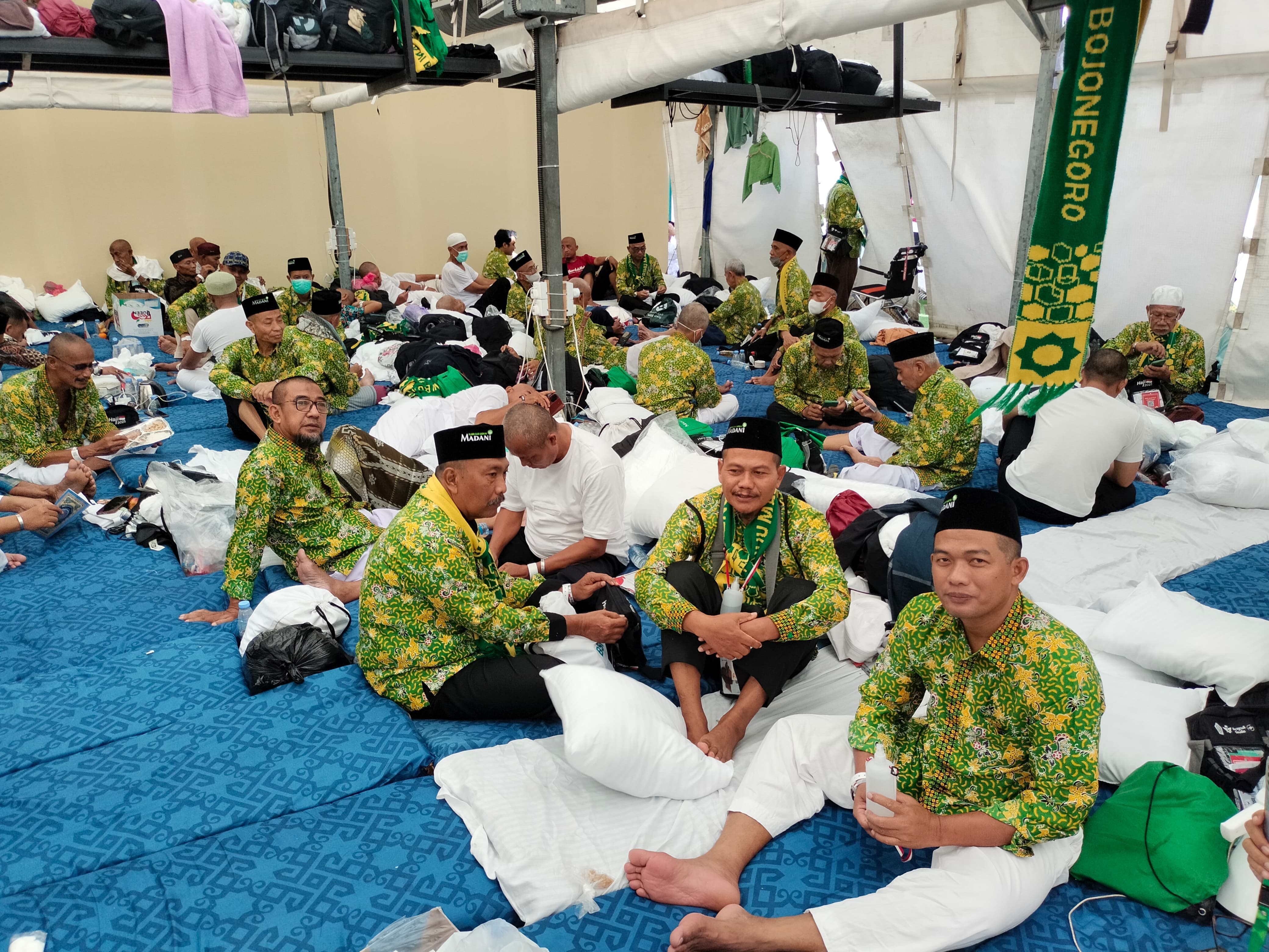 HAJI: Jemaah haji asal Bojonegoro sedang beristirahat di tenda Mina.