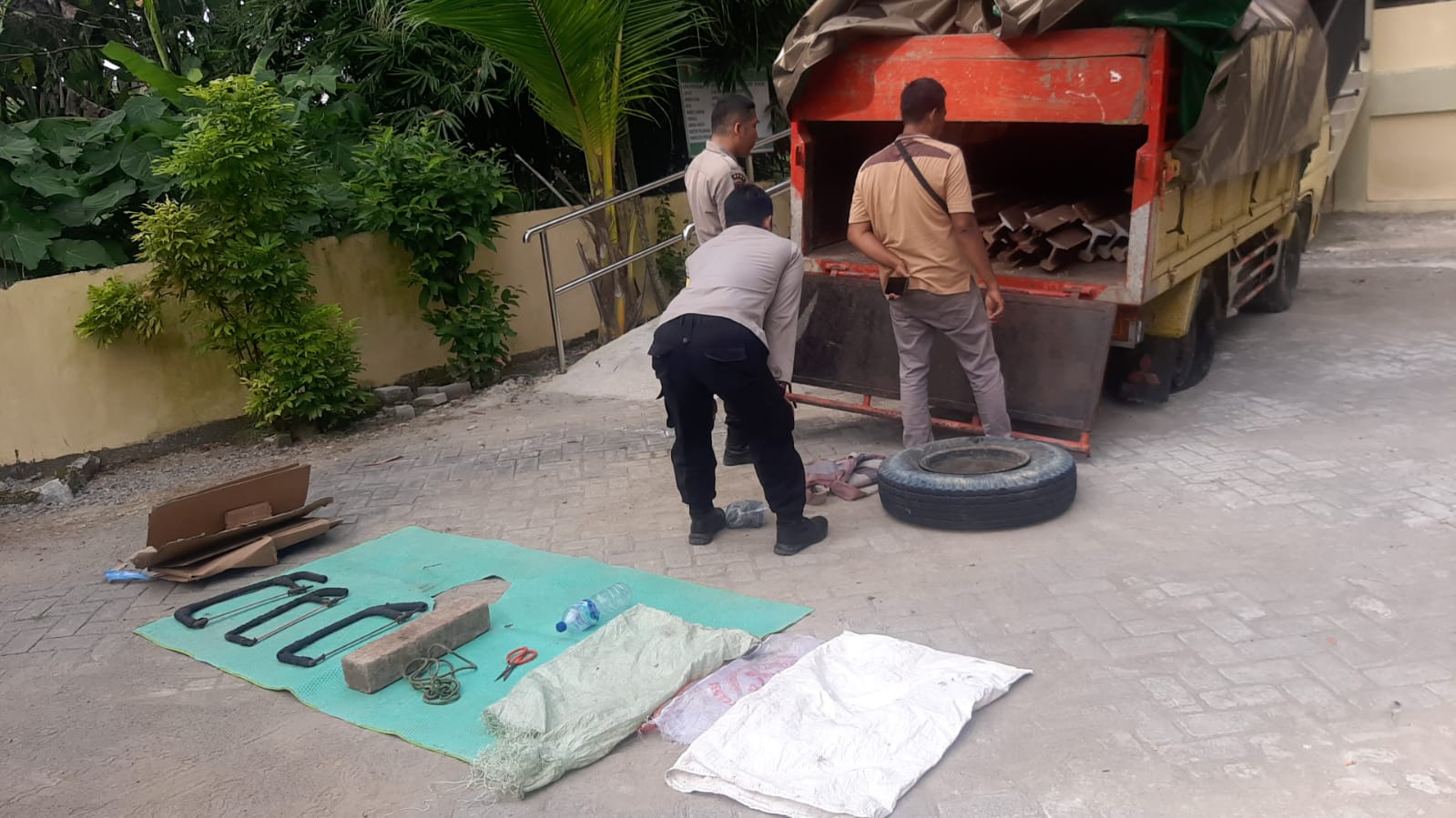 PENCURIAN: Truk yang mengangkut hasil curian rel kereta api diamankan di Polsek Trucuk kemarin (8/6).