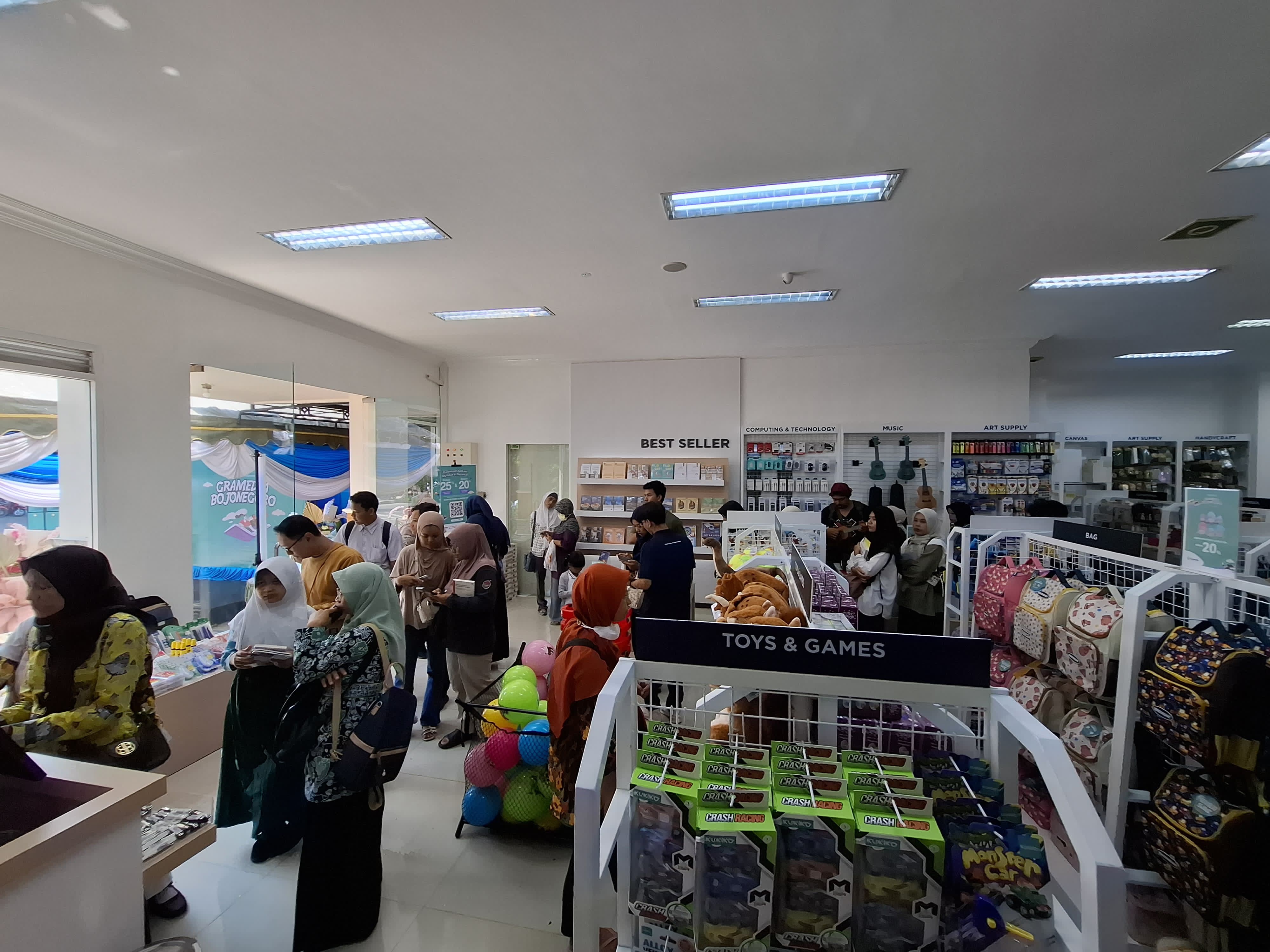 BELI BUKU: Antrean pembeli buku di toko buku Gramedia mengular sejak awal dibuka pada Kamis lalu (5/6).