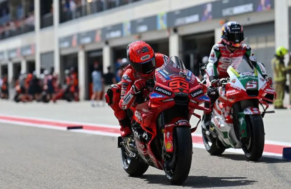 Pembalap Ducati Lenovo Marc Marquez (kiri).