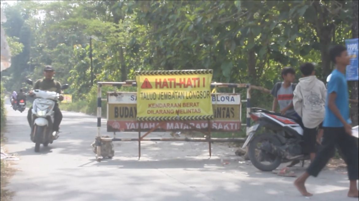 DITUTUP: Karena longsor akibat dihantam banjir, jembatan di Kecamatan Ngawen, Blora ditutup.