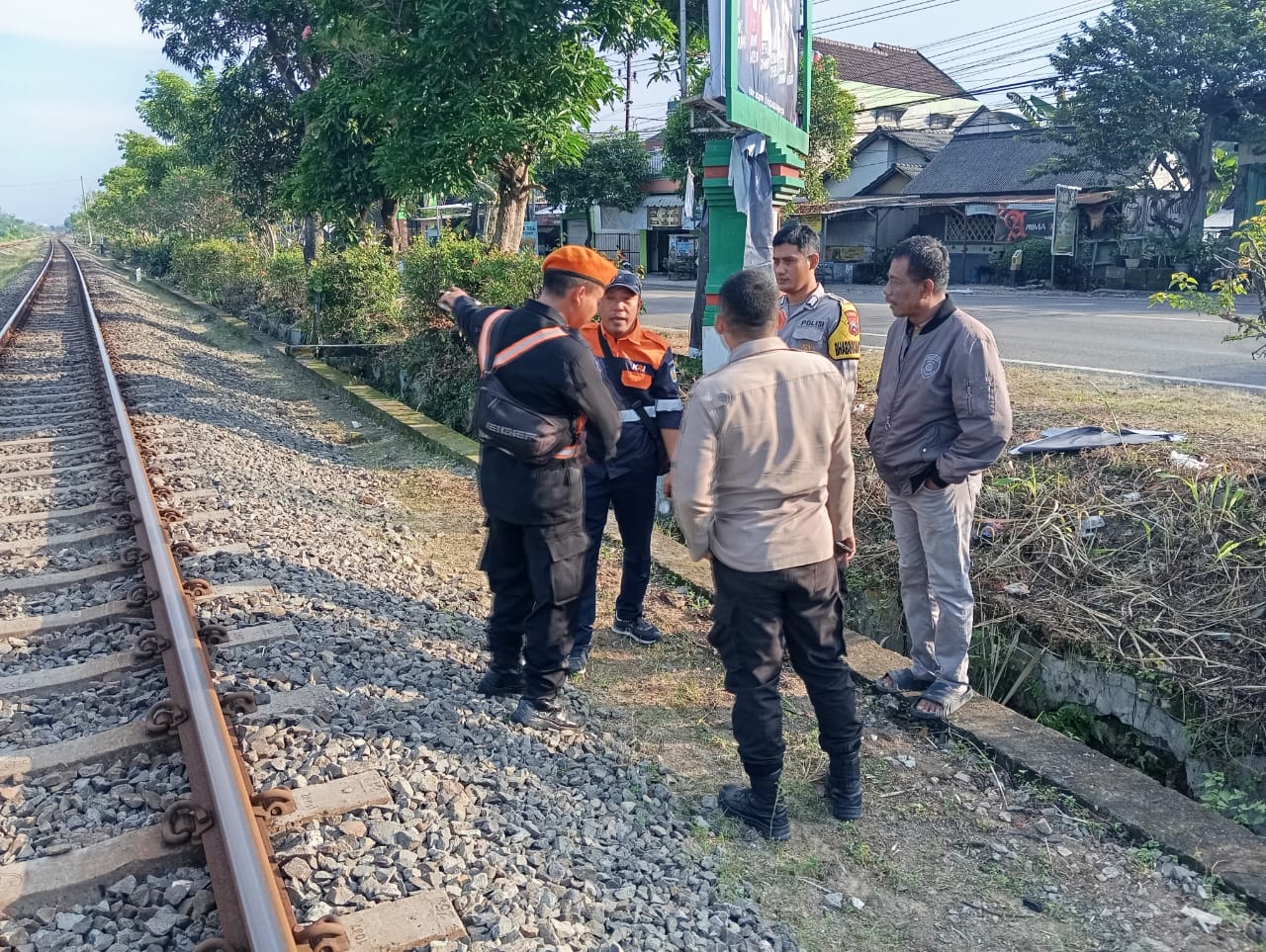 Petugas Polsek Kapas dan KAI Daop 8 Surabaya melakukan olah TKP di area diduga terjadinya pemotongan rel kereta api turut Desa Sukowati, Kecamatan Kapas. (ISTIMEWA/RADAR BOJONEGORO)