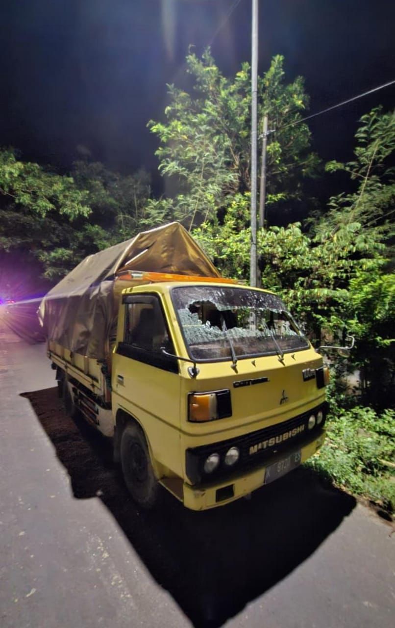BARANG BUKTI: Kaca truk pengangkut rel kereta api hasil curian pecah