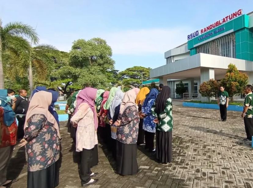 KESEHATAN: Jajaran pimpinan dan karyawan sedang apel pagi rutin di halaman RSUD Samin Surosentiko, Kecamatan Randublatung.