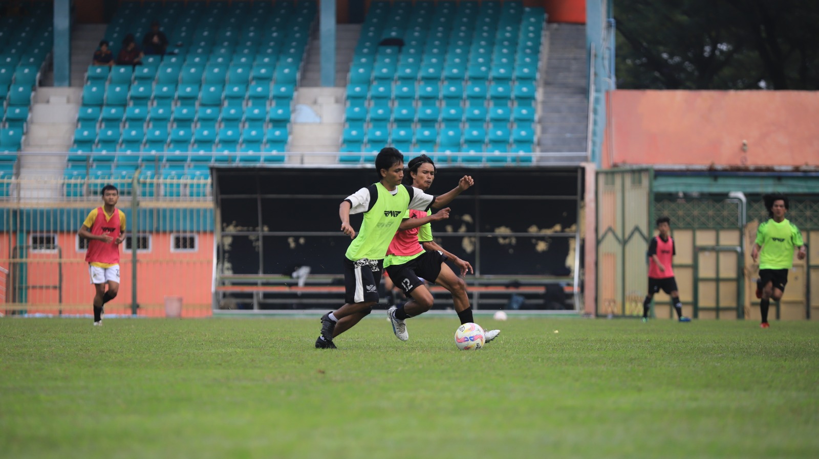 SELEKSI: Sebanyak 100 calon pemain Persibo hadir dalam seleksi terbuka. (YUAN EDO/RADAR BOJONEGORO)