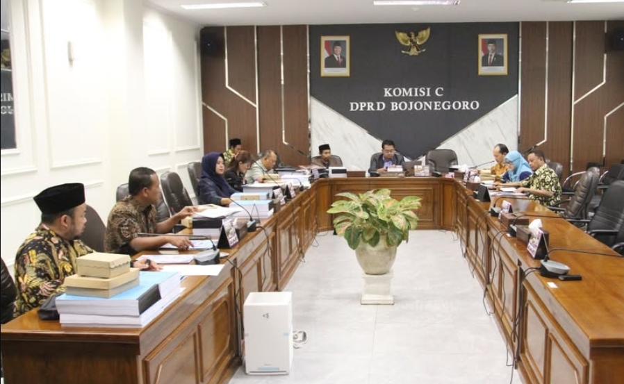 HEARING: Komisi C DPRD Bojonegoro saat hearing dengan Dinas Pendidikan
