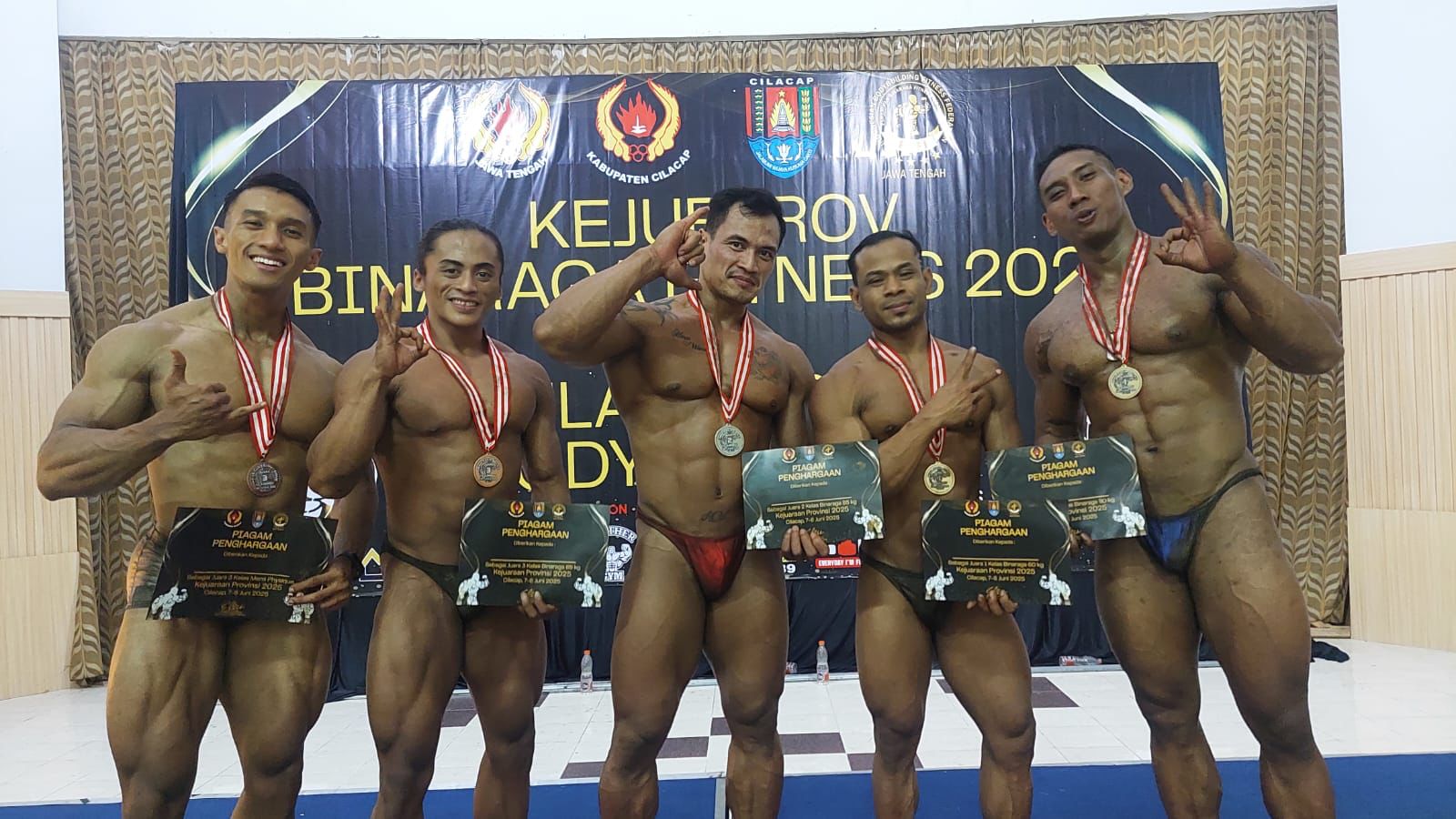 JUARA UMUM: Lima atlet binaraga asal Blora berhasil meraih juara umum pada ajang Kejurprov Jateng 2025